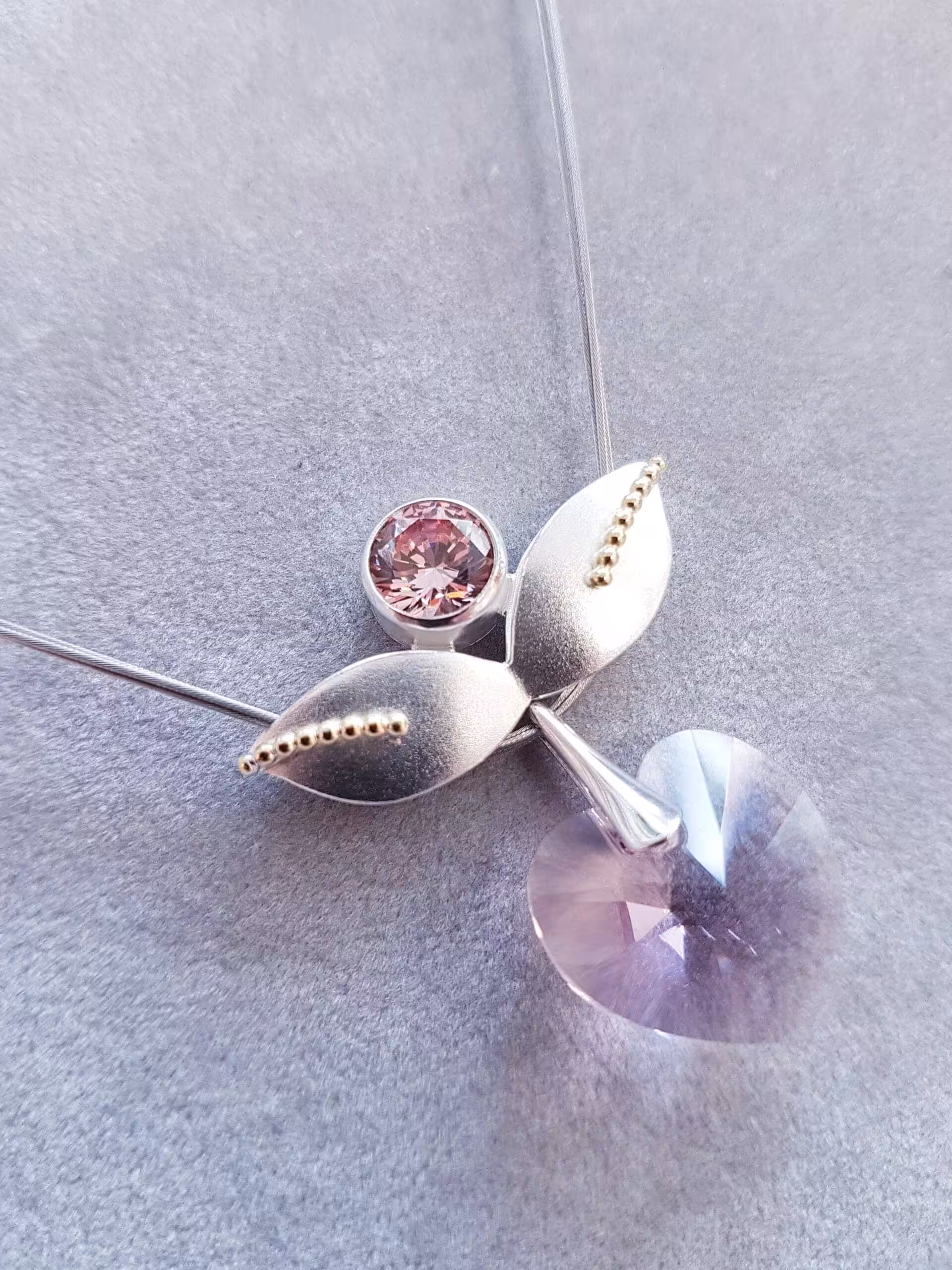 Handgefertigte Trauringe mit pinkem Edelstein und Anhänger, personalisiertes Schmuckstück.