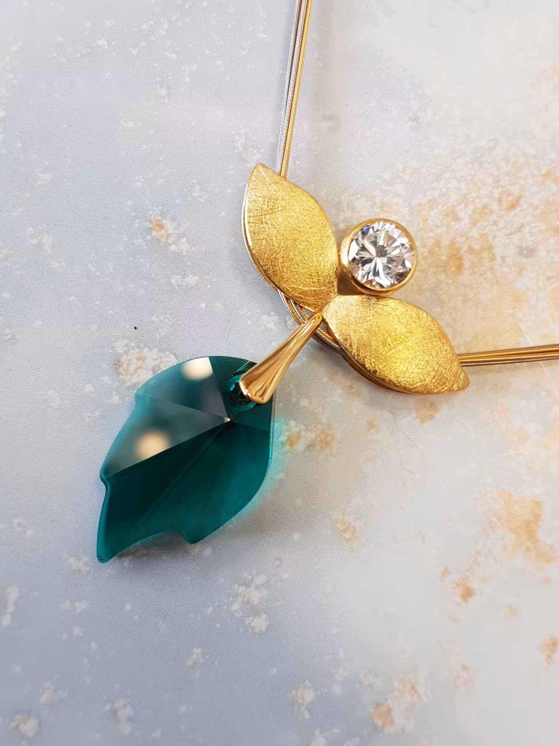 Handgefertigter Trauring mit Blatt- und Diamant-Design.