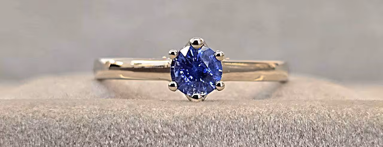 Handgefertigter Verlobungsring aus Weißgold mit blauem Saphir aus individueller Schmuckanfertigung