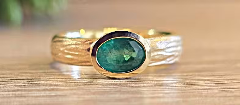 Handgefertigter Verlobungsring aus Gelbgold mit ovalem Smaragd aus individueller Schmuckanfertigung