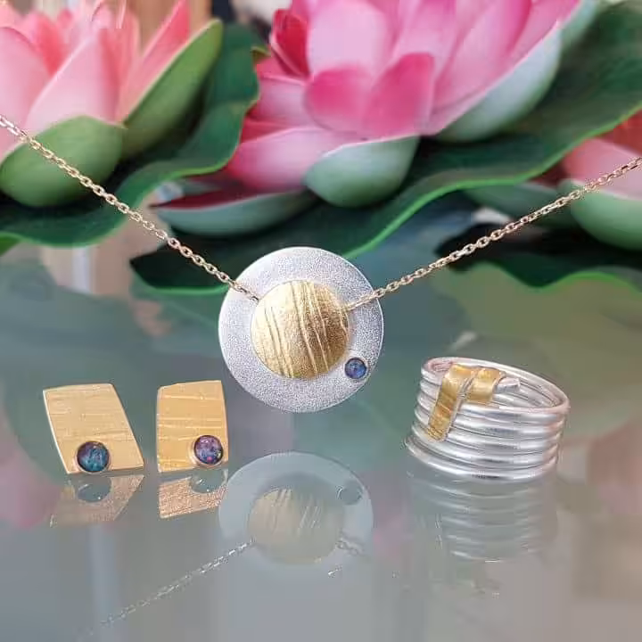 Schmuckset mit Trauringen, Halskette und Ohrringen, modernes Design, Gold und Silber, für besondere.