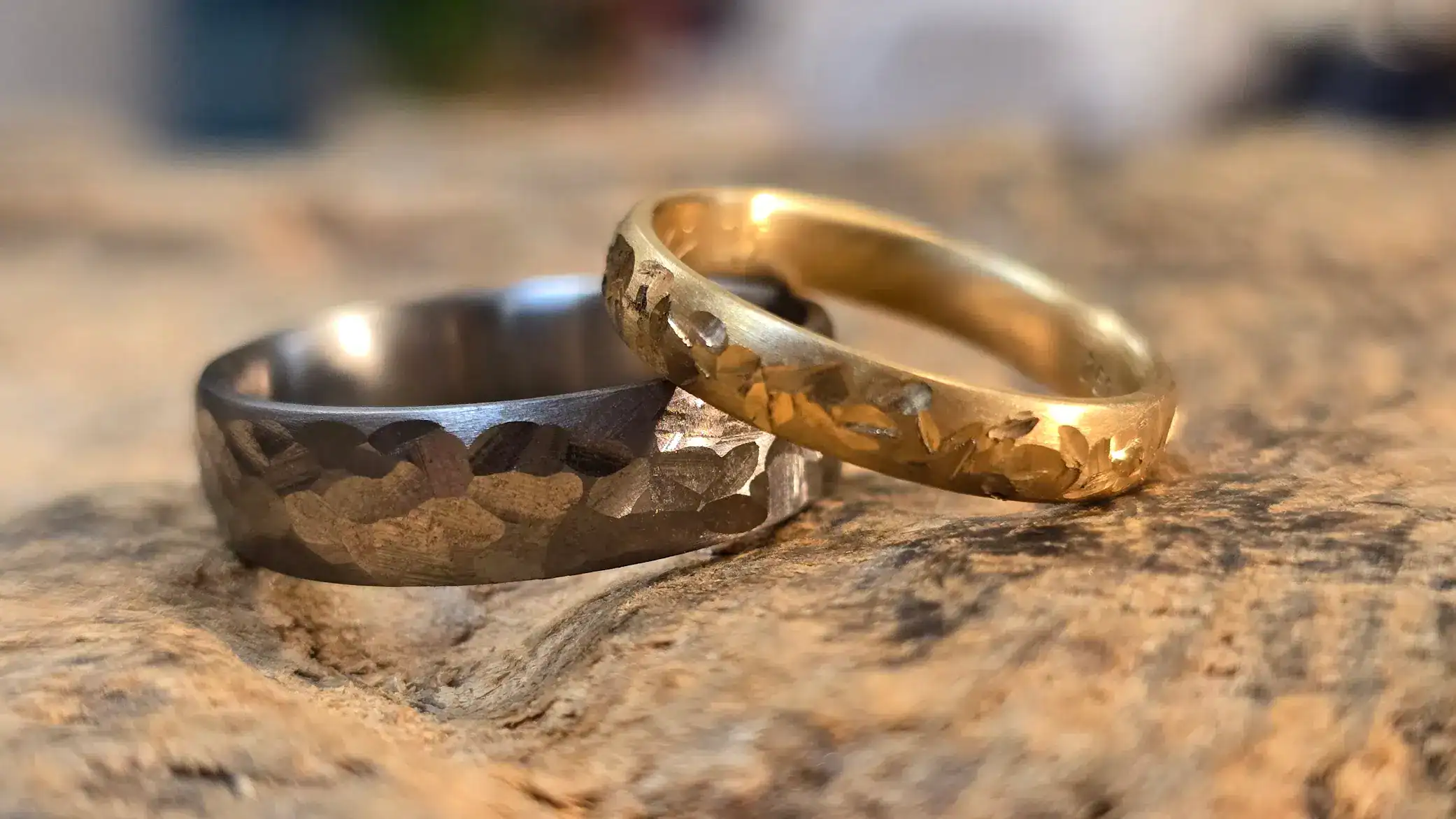 Handgefertigte Trauringe aus Gold und Silber, individuell gestaltet beim Trauring-Schmieden.
