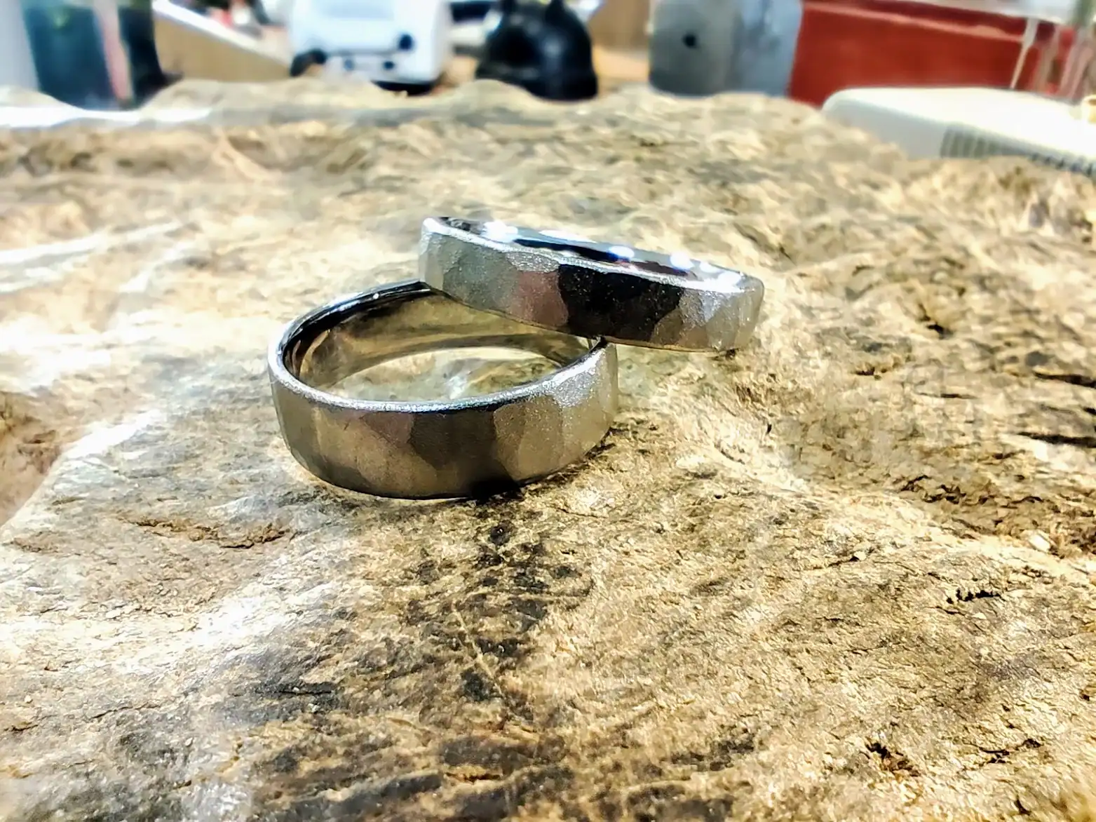 Trauringe selbst schmieden – handgefertigte Eheringe aus Metall.