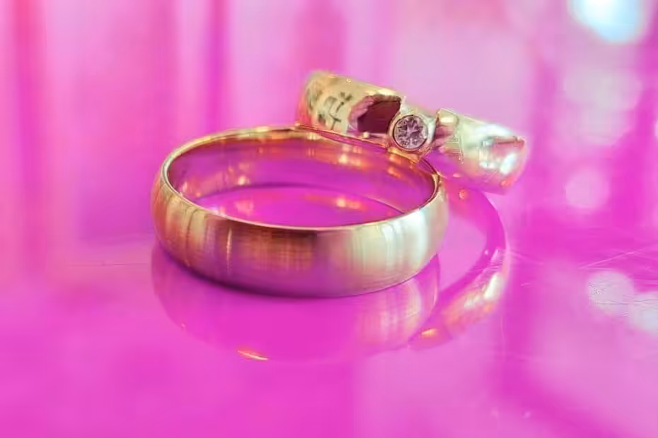 Eheringe selber schmieden: Personalisierte Trauringe aus Gold mit Diamant, handgefertigt bei Trolese.
