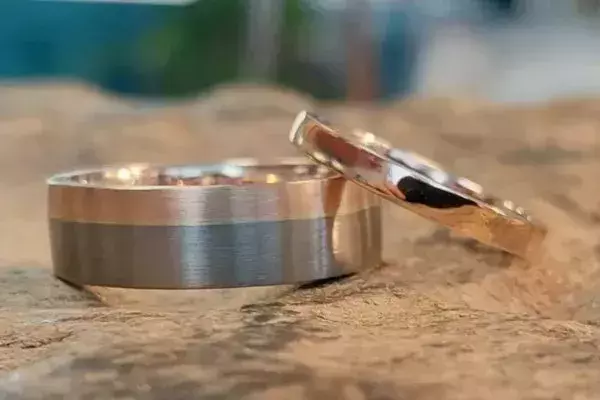 Selbst angefertigtes Trauringpaar eines Hochzeitspaares aus der Schmuckwerkstatt Trolese.