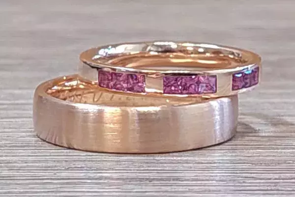 Selbstgeschmiedete goldene Trauringe mit Rubinen, angefertigt von einem Hochzeitspaar in der Schmuckwerkstatt Trolese.