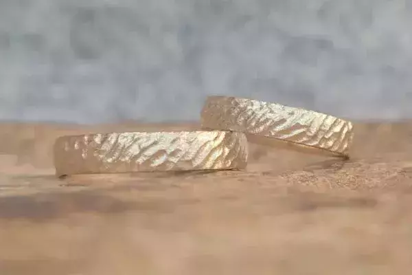 Strukturierte goldene Trauringe, selbst gefertigt in einem Trauringkurs bei Claudia Trolese.