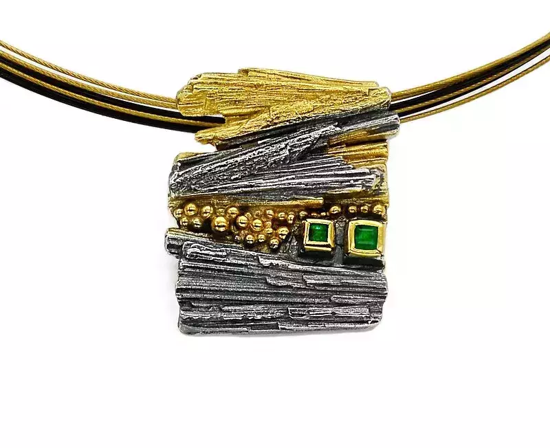 Eva Stone Anhänger mit markanter Silber- und Goldstruktur, zwei quadratischen grünen Edelsteinen und mehrreihigem Collier.