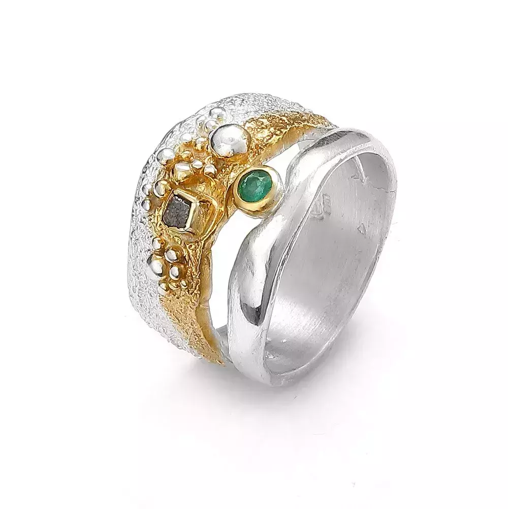 Eva Stone Ring 1069RA-E aus 925er Silber, teilweise vergoldet, mit grünem Smaragd und würfelförmigem Rohdiamanten.