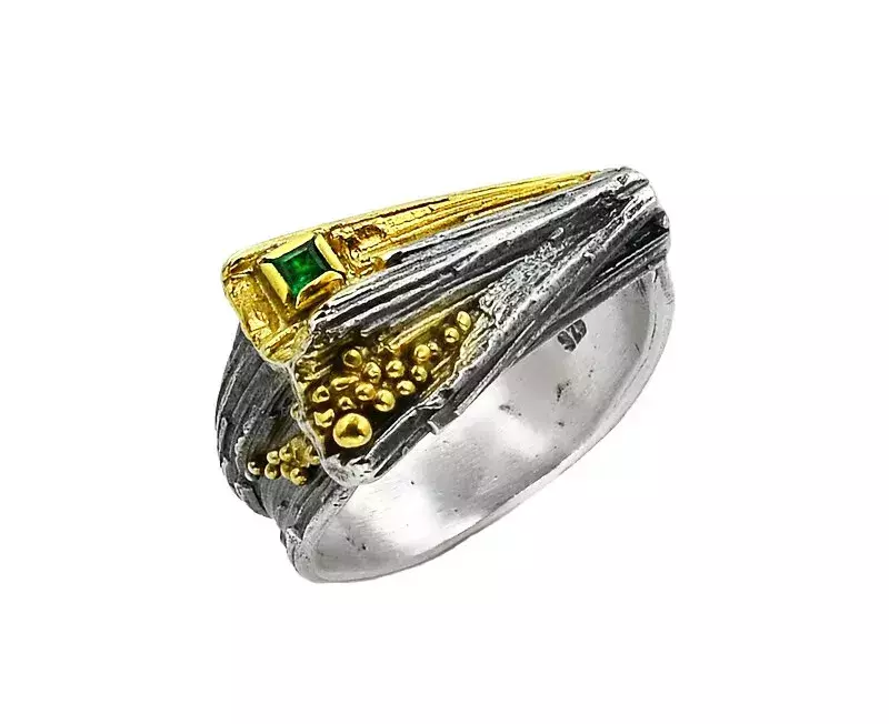 Eva Stone Ring 1125RB-E aus Silber mit vergoldeten Details und grünem Smaragd.
