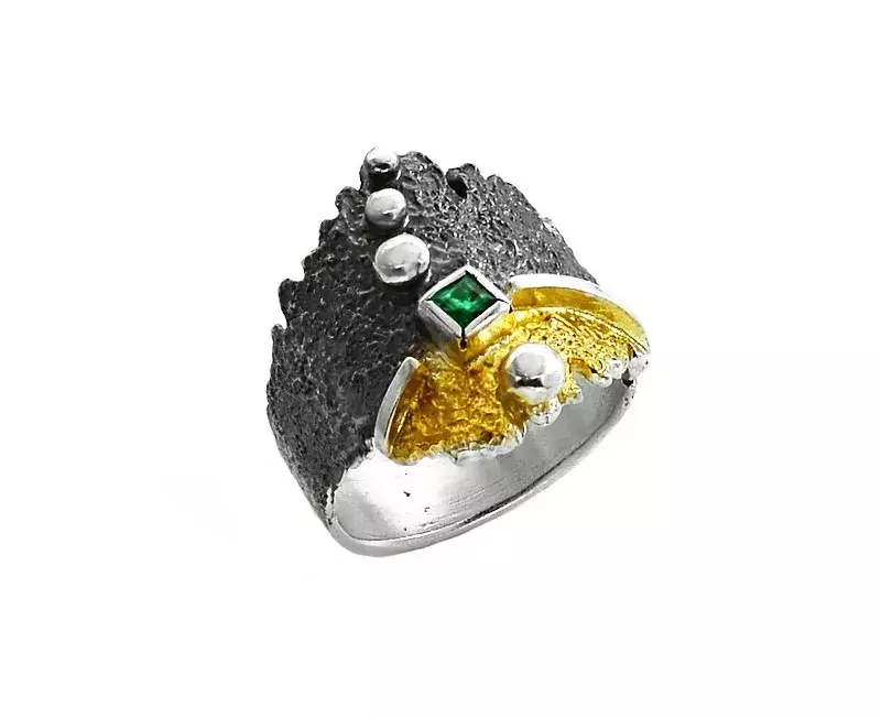 Eva Stone Ring 1126RXB-E aus Silber und Gold mit quadratischem Smaragd und strukturierter Oberfläche.