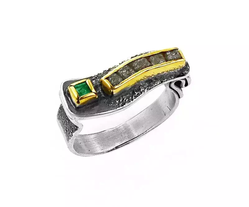 Eva Stone Ring aus Silber mit goldfarbenen Fassungen, grünem Edelstein und einer Reihe dunkler, naturbelassener Steine.