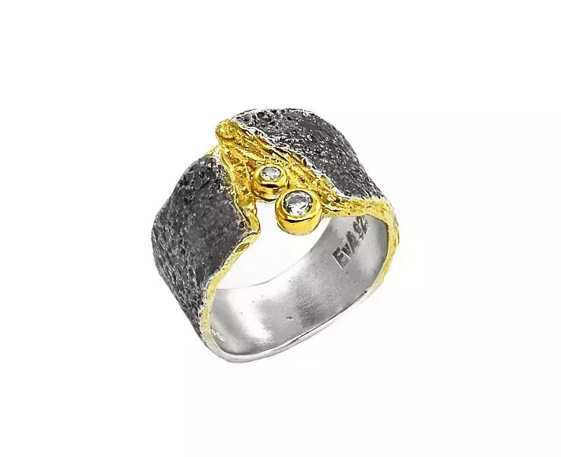Eva Stone Ring aus Silber mit strukturierter Oberfläche, goldfarbenen Akzenten und zwei gefassten Brillanten.