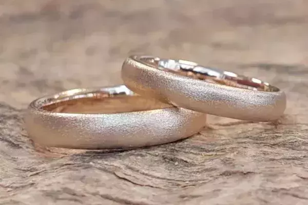 Selbst geschmiedete Trauringe aus Roségold mit mattierter Oberfläche, gefertigt im Trauringkurs.