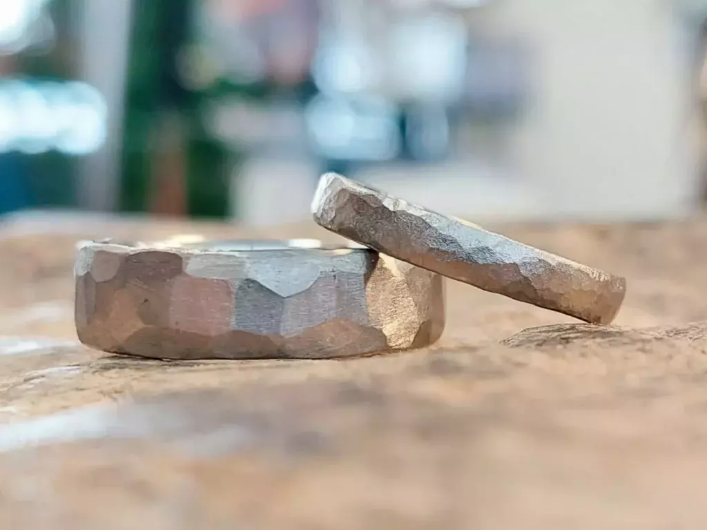 Selbst geschmiedete Trauringe mit gehämmerter Oberfläche und individueller Struktur