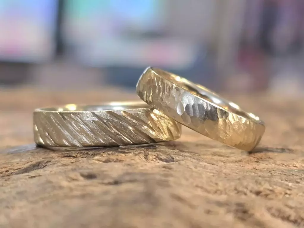 Selbst geschmiedete Trauringe aus Gelbgold im Trauringkurs der Schmuckwerkstatt Trolese