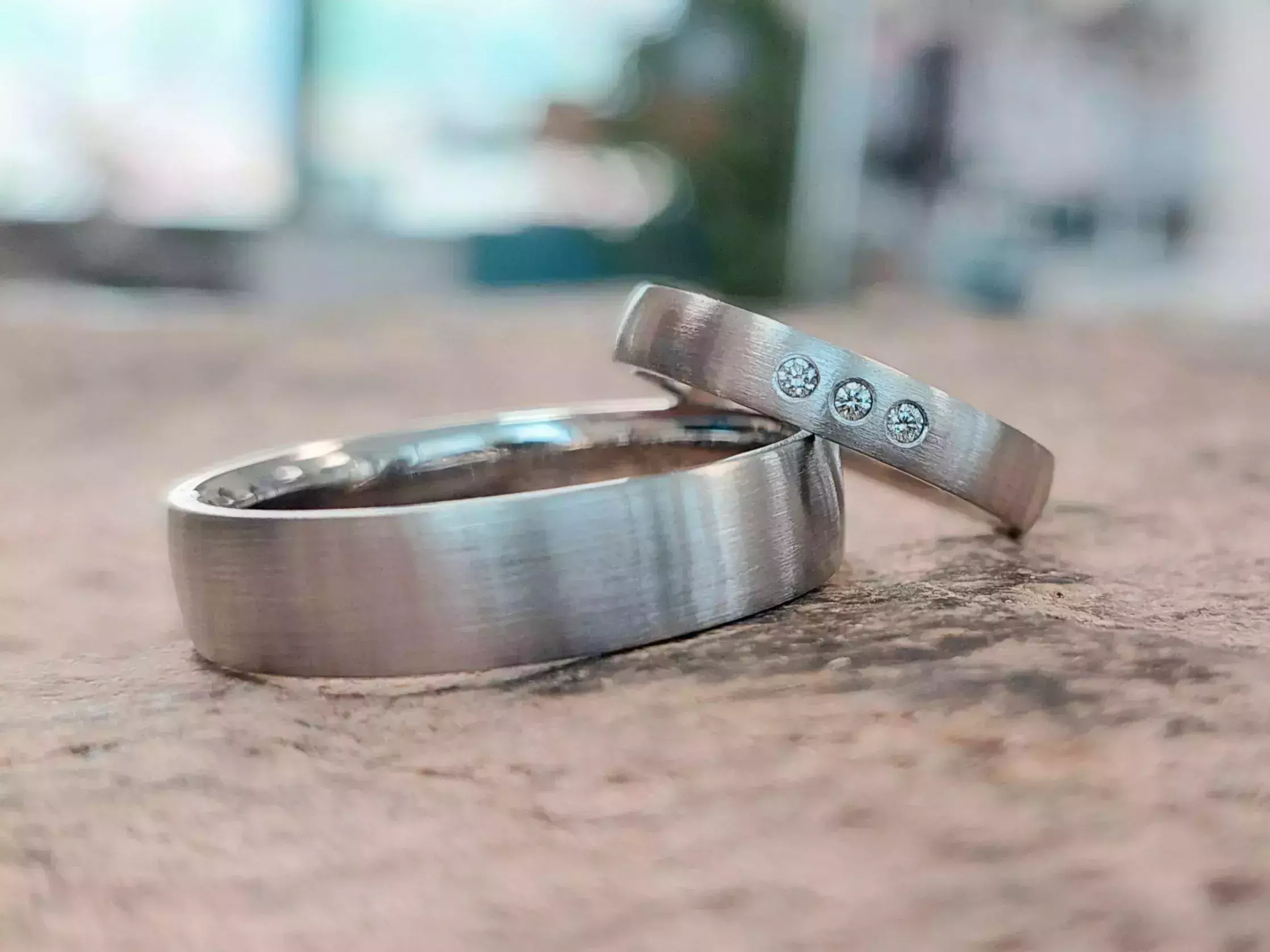 Selbst geschmiedete Trauringe aus Weißgold mit Diamanten für Paare aus Niedersachsen