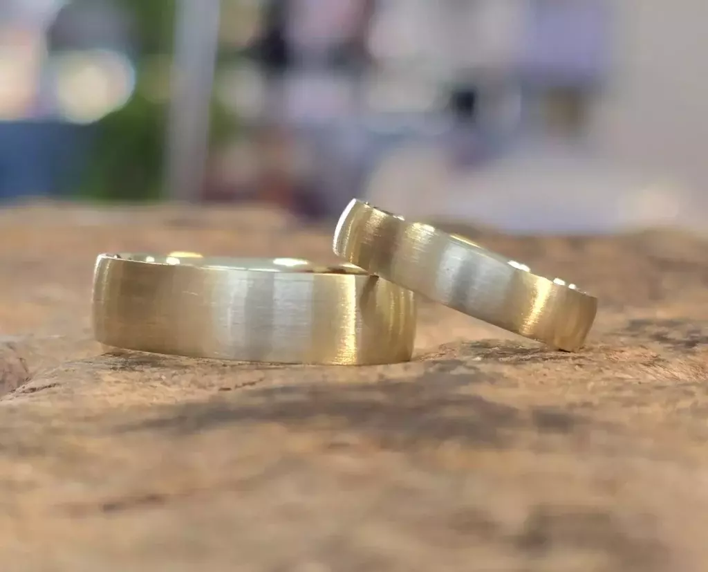 Selbst geschmiedete Trauringe aus Gelbgold mit matter Oberfläche aus einem Trauringkurs bei Trolese