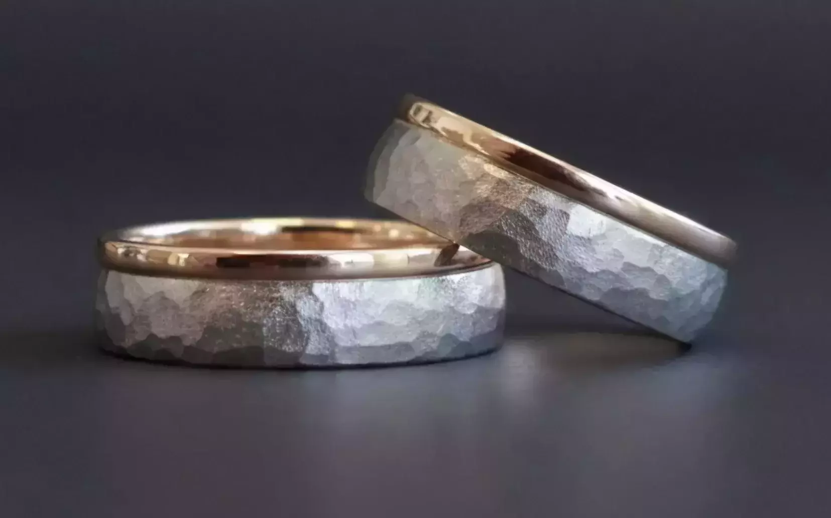 Individuell angefertigte Trauringe von Goldschmiedin Claudia Trolese mit strukturierter Oberfläche und zweifarbigem Design