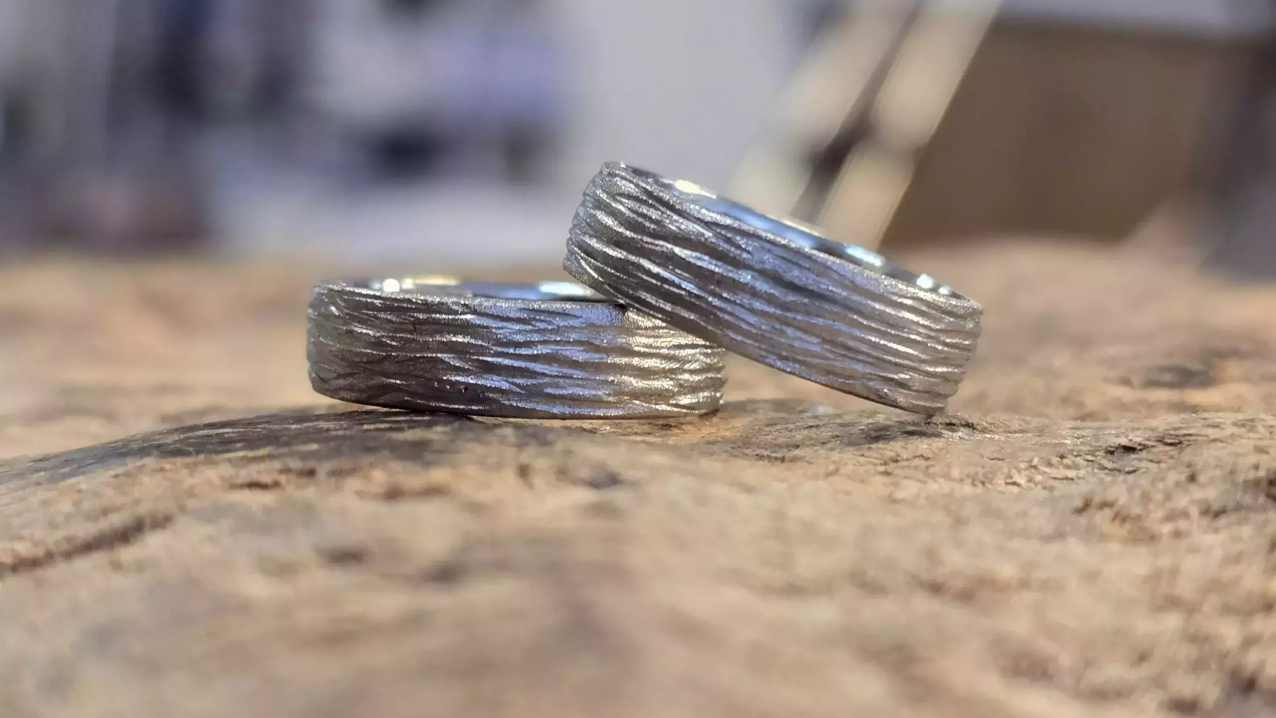 Trauringe selber schmieden – Palladium-Trauringe mit markanter strukturierter Oberfläche