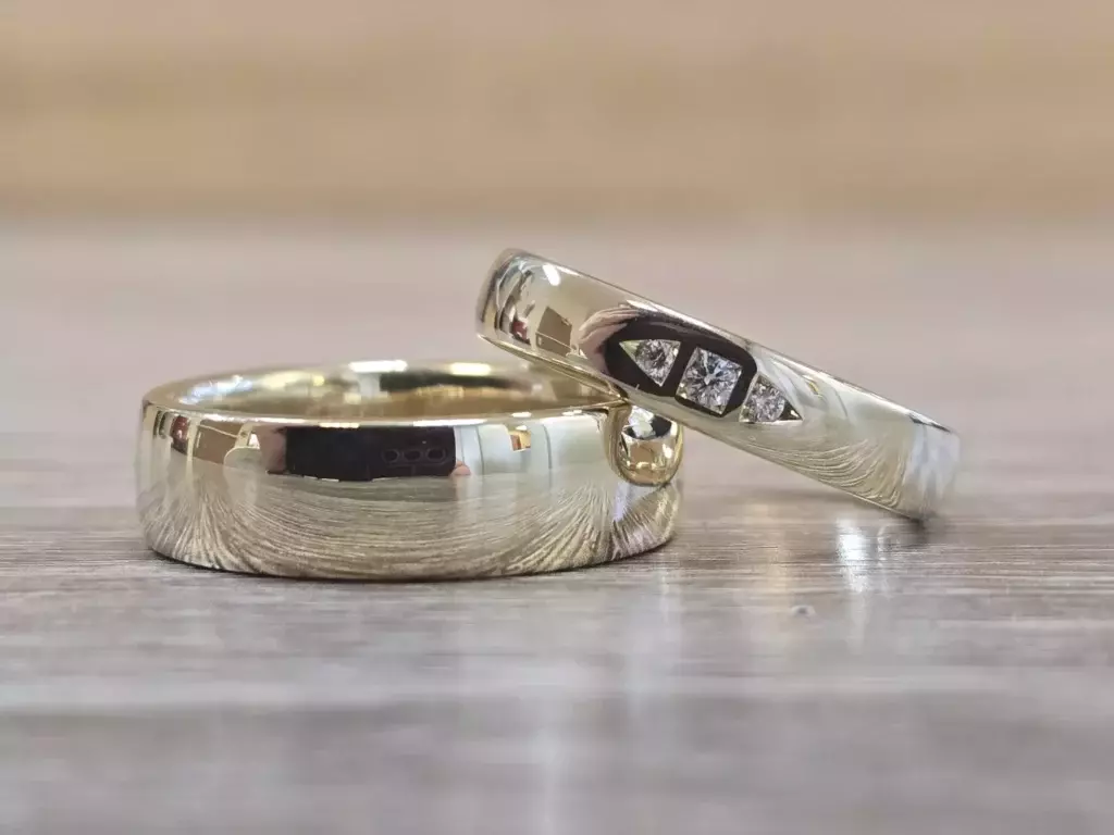 Selbst geschmiedete Trauringe aus Gold, einer mit drei Brillanten – Trauringe selber schmieden für Paare von der Schwäbischen Alb