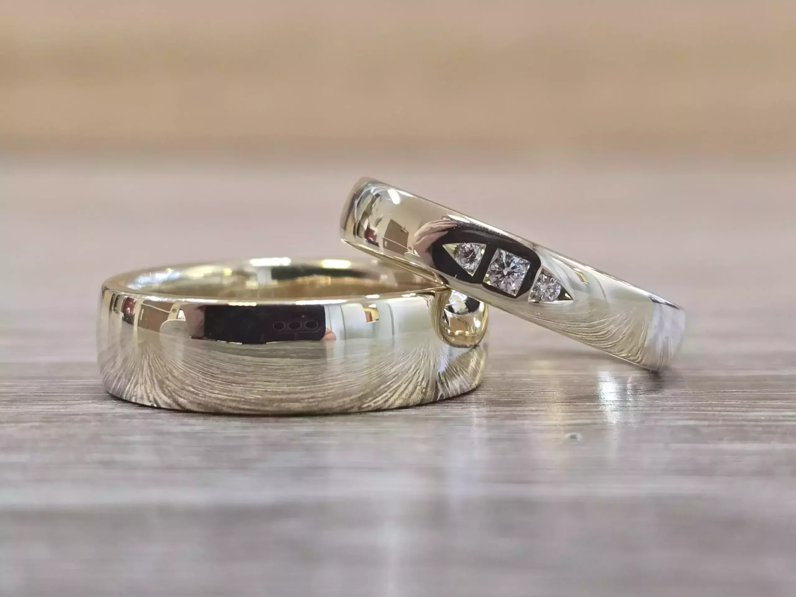 Selbst geschmiedete Trauringe aus Gold, einer mit drei Brillanten – Trauringe selber schmieden für Paare von der Schwäbischen Alb