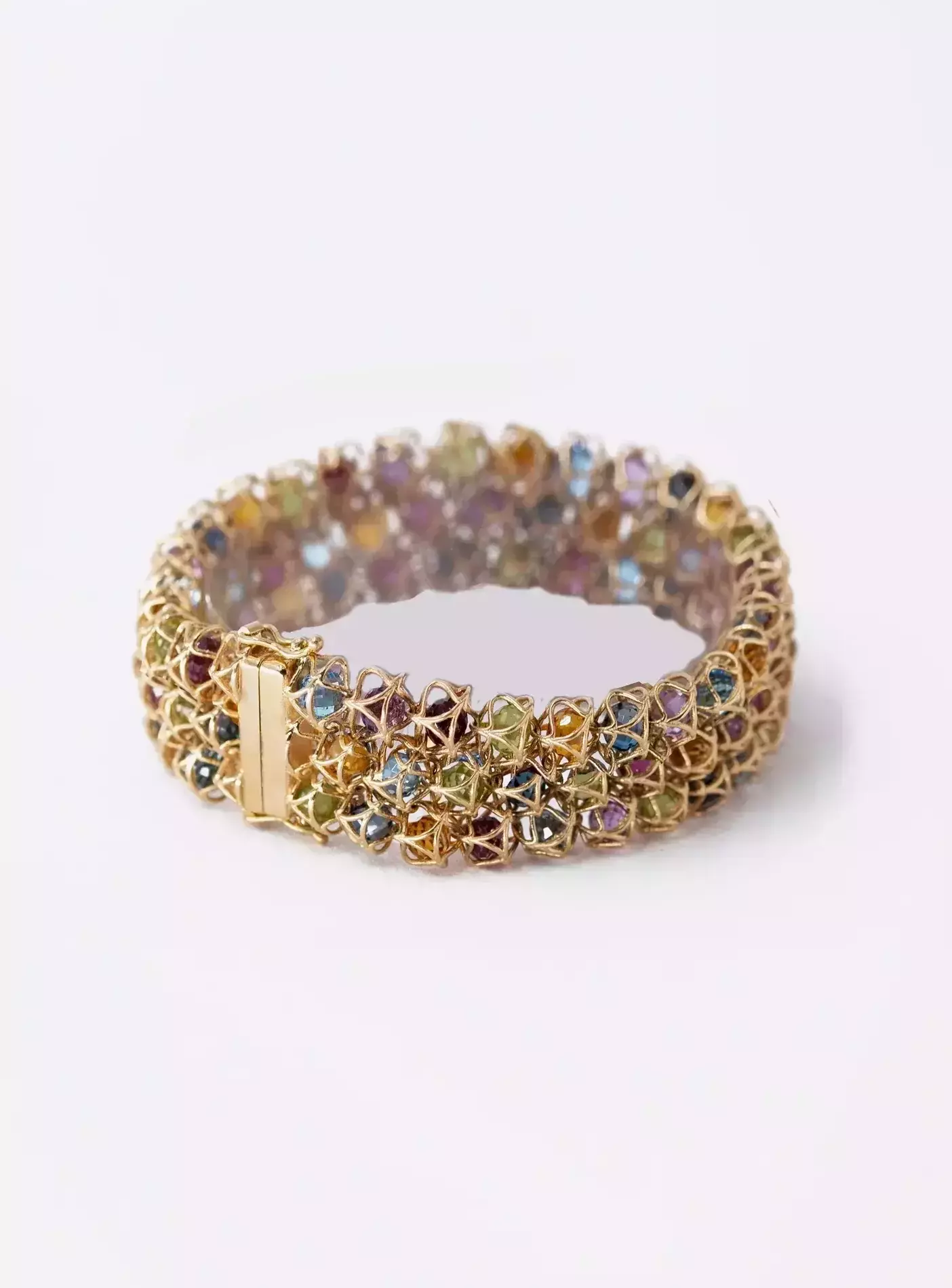Boltenstern Armband aus Gelbgold mit bunten Edelsteinen und filigraner geometrischer Struktur
