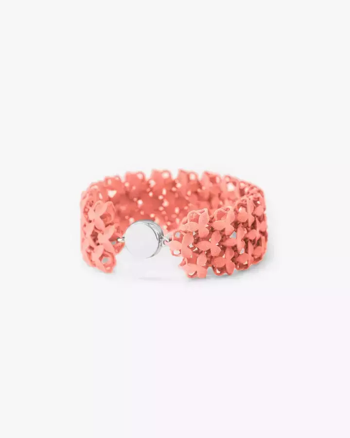 FABNORA Blossom Armband in Salmon Red mit filigraner 3D-Blütenstruktur und silberfarbenem Verschluss