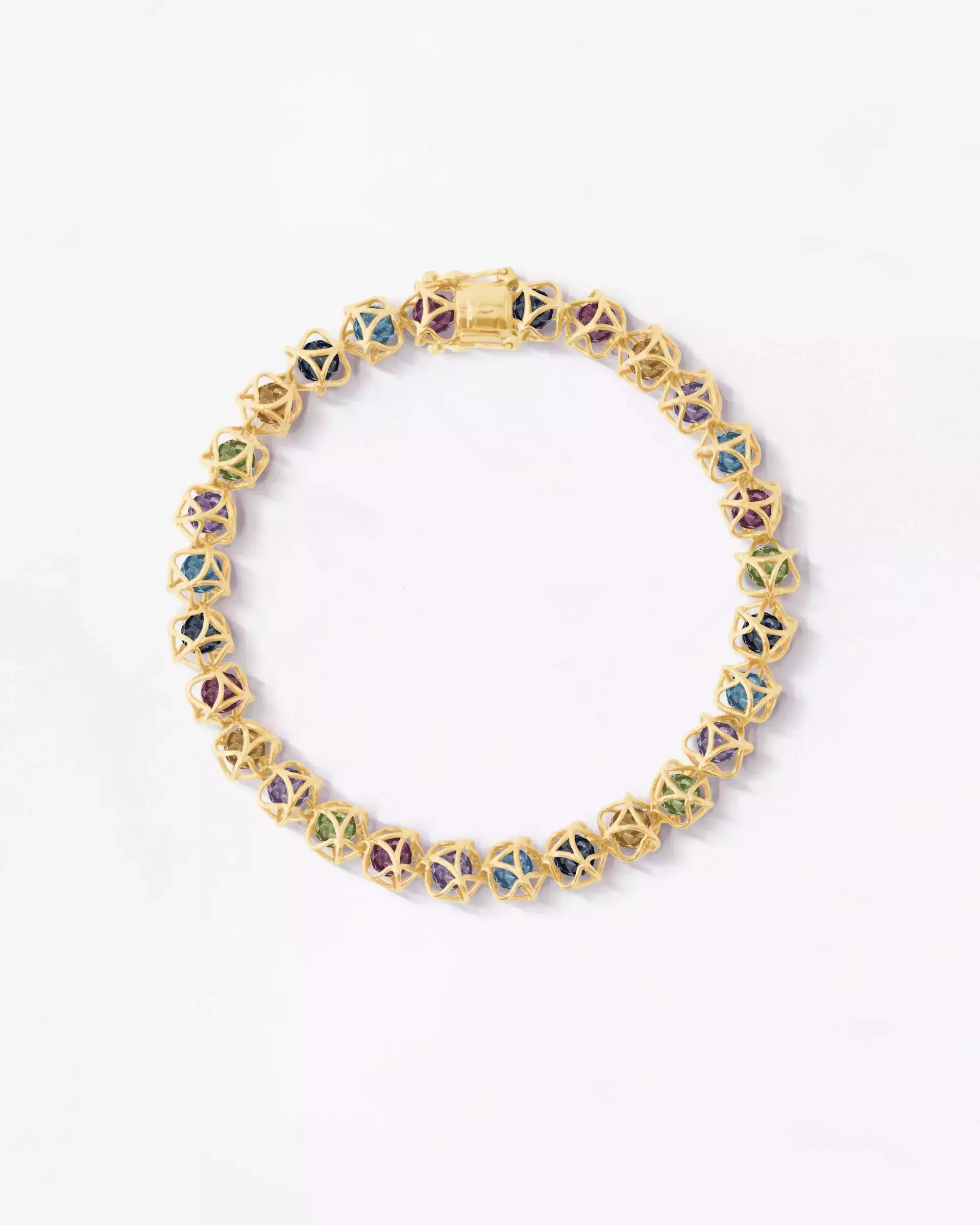 Geometrisches Armband aus Gelbgold mit bunten Edelsteinen und filigraner Struktur